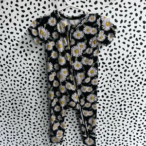 Bums and Roses Bamboo Make My Daisy Short Sleeve Romper 
12/18 month